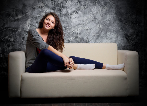 女孩坐在沙发上图片下载