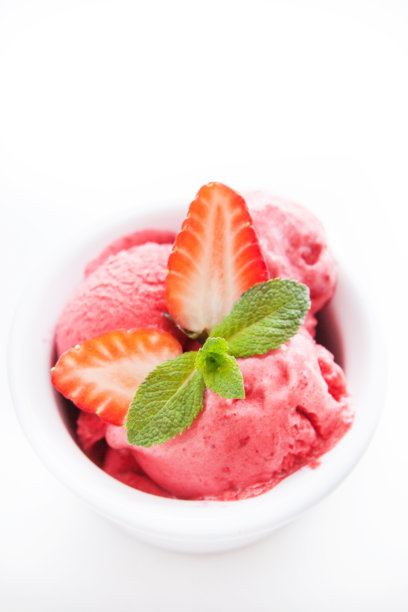 白草莓冰淇淋图片下载