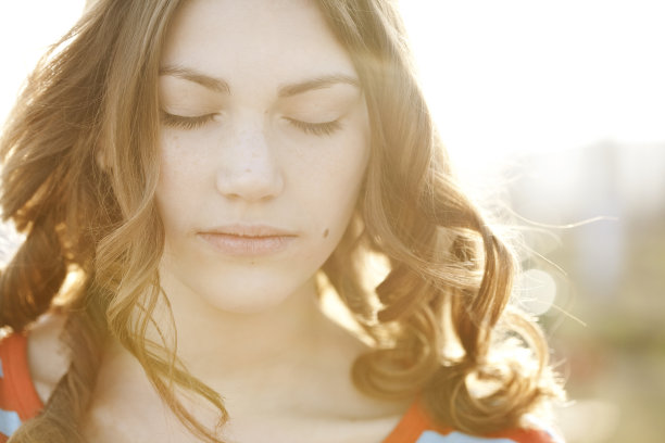 美丽的女孩户外图片下载