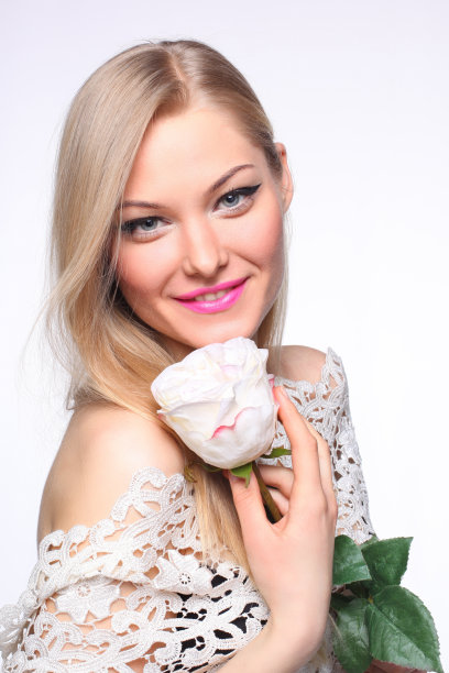 戴着白玫瑰的金发美女图片下载