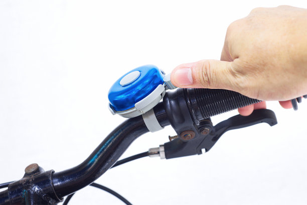 关闭旧自行车把手，自行车铃和手。图片下载