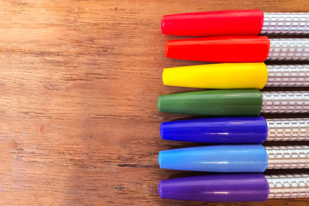 木制桌子上彩虹顺序的彩色记号笔图片下载