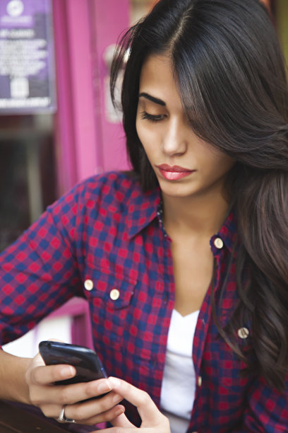 年轻美女发短信图片下载