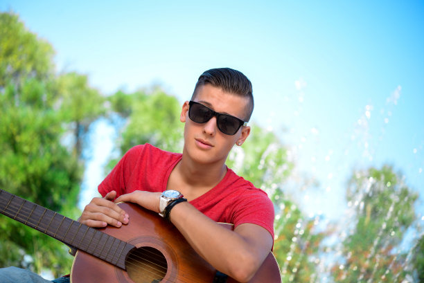 年轻的歌手图片下载