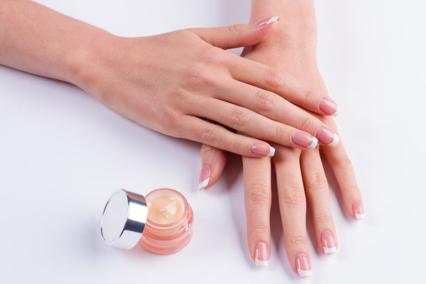 漂亮整洁的女性双手。图片下载