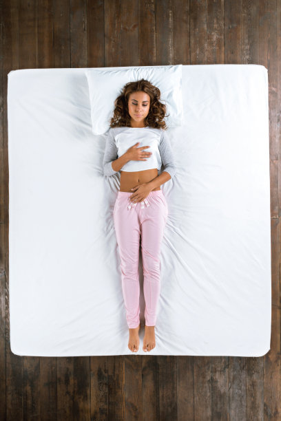 俯视图照片睡觉的女孩图片下载