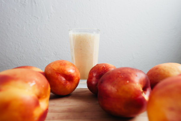 油桃冰沙与新鲜桃子混合鸡尾酒图片下载