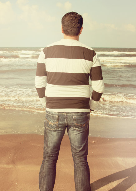 男人站在沙滩上，复古图片下载