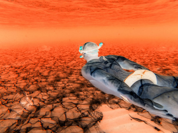 水下年轻成年男子的红外照片图片下载