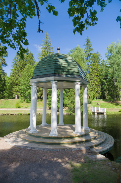 公园的圆形大厅靠近池塘图片下载