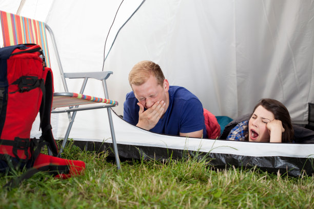 在帐篷里醒来图片下载