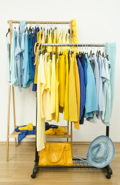 衣架上的衣服颜色为黄色和蓝色。图片下载