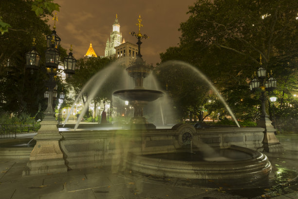前面有鬼的喷泉的夜景照片图片下载