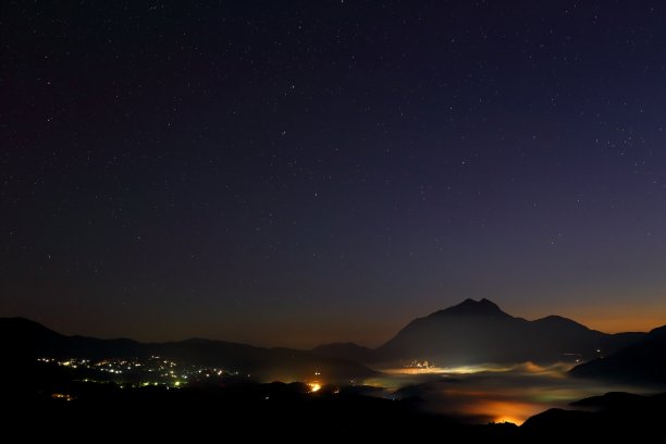 雨府的晨雾和星星图片下载