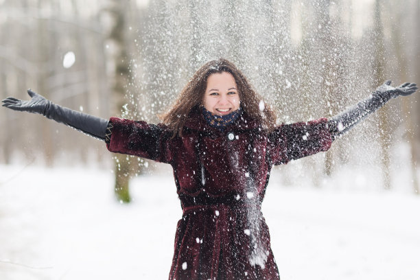 冬天的女人在户外有乐趣图片下载