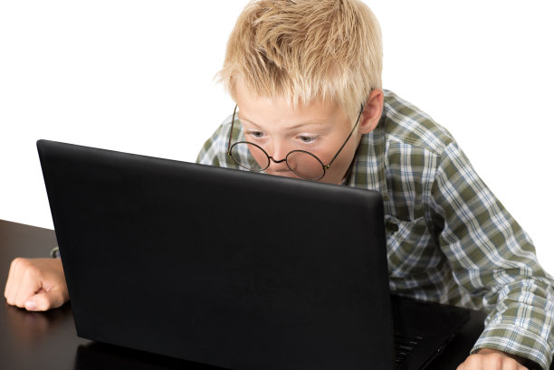 拿着笔记本电脑的男孩图片下载