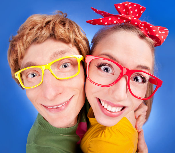 快乐的书呆子情侣拥抱图片下载