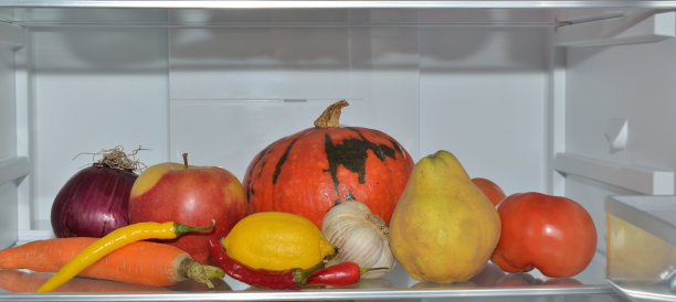 冰箱里五颜六色的水果和蔬菜图片下载