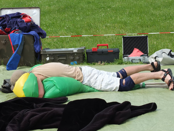 折叠降落伞的人躺在毯子上图片下载