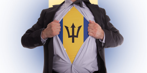 穿着巴巴多斯国旗t恤的商人图片下载