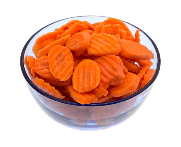 碗里装满了白色背景的胡萝卜片图片下载