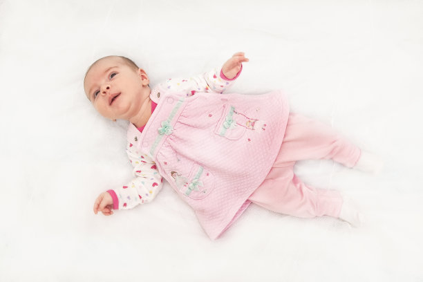 一个漂亮的小女孩的肖像图片下载