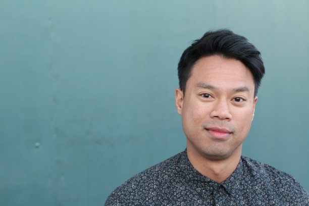 一个英俊的年轻亚洲男人的肖像图片下载