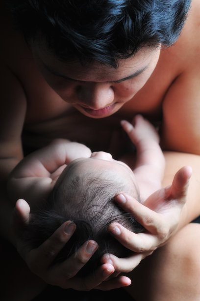 父亲双手抱着婴儿的头图片下载