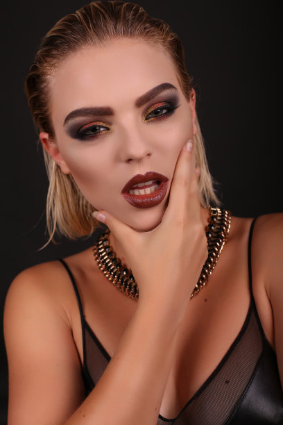 性感的金发女孩看起来像摇滚明星图片下载