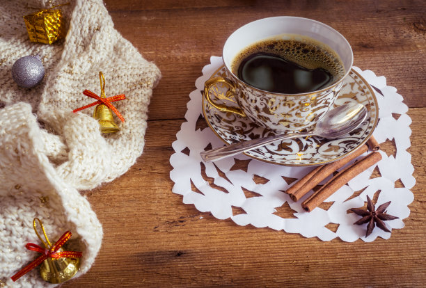 发光的杯子与美味的咖啡雪花装饰的照片图片下载