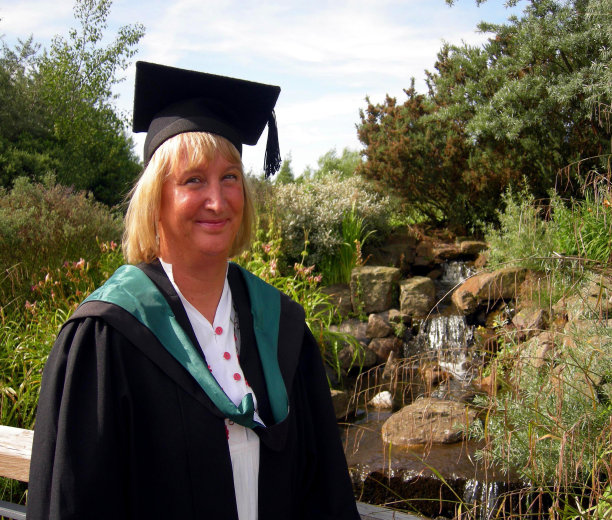 女性成熟的研究生图片下载