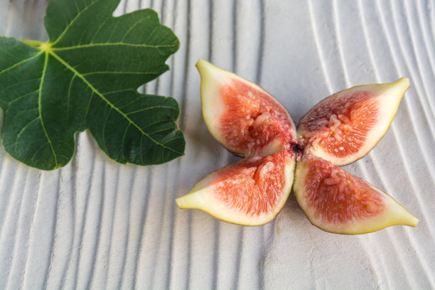 黑色热那亚无花果在花瓣形状图片下载