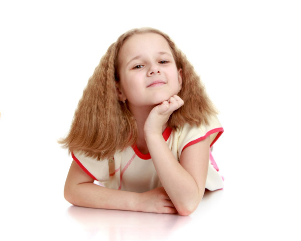 梦想中的女学生一头金色飘逸的短发躺在图片下载