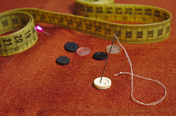 橙色围巾和缝纫工具图片下载