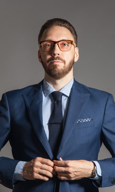 温文尔雅、英俊、有型的留着胡子、穿蓝色西装的男人图片下载