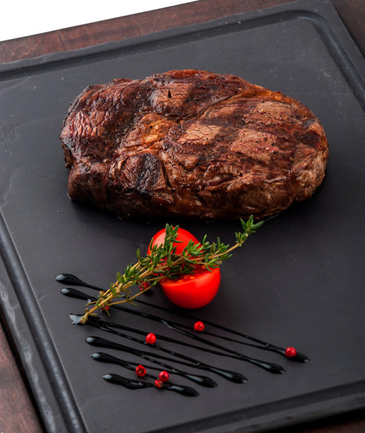 烤牛排放在木平底锅上。图片下载