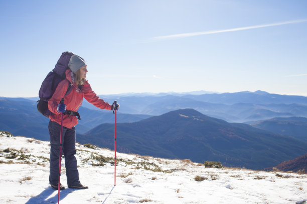 年轻女子在山里做运动。图片下载