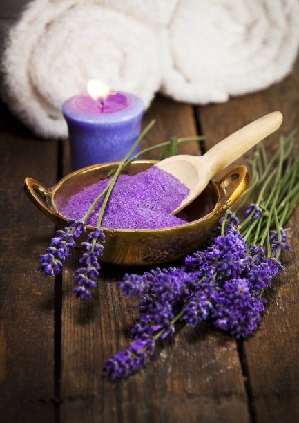 新鲜薰衣草花和浴盐图片下载