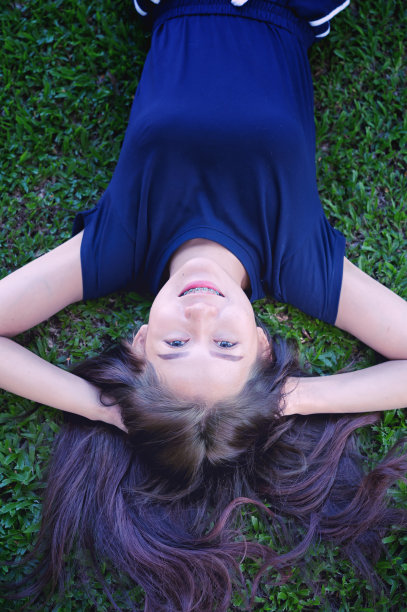 在绿草中放松图片下载