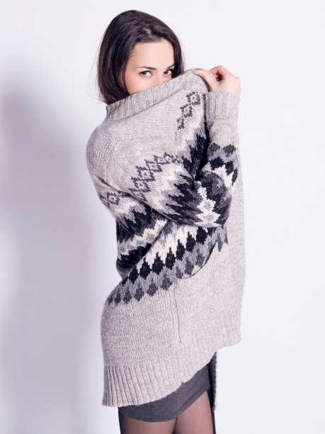 女孩用她的夹克藏着自己，看着摄像机图片下载