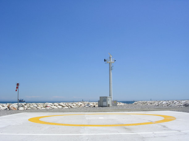 蓝天上的雷达站点图片下载