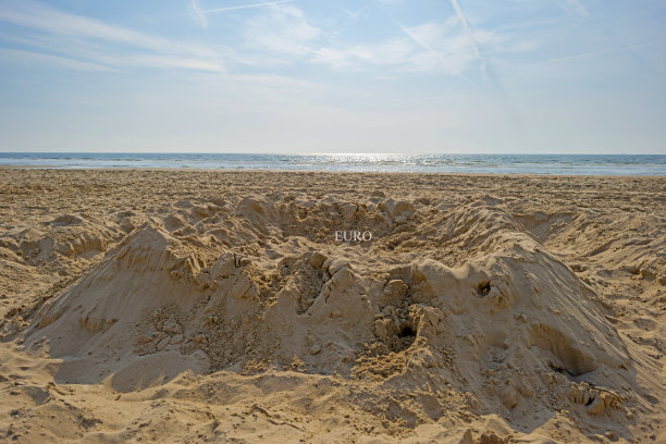 夏日海滩上的欧洲城堡图片下载