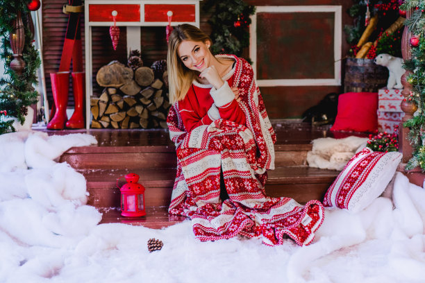 坐在门廊上的快乐女人图片下载