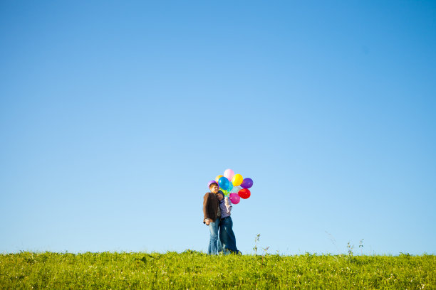 公园里的情侣图片下载