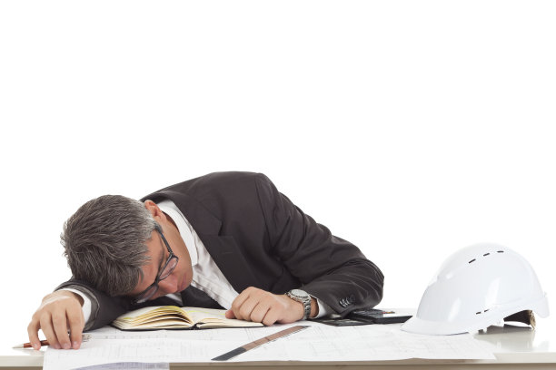 疲惫的建筑师戴着蓝色的头盔和蓝图图片下载