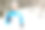 微笑的年轻女子在冬季公园慢跑。图片下载