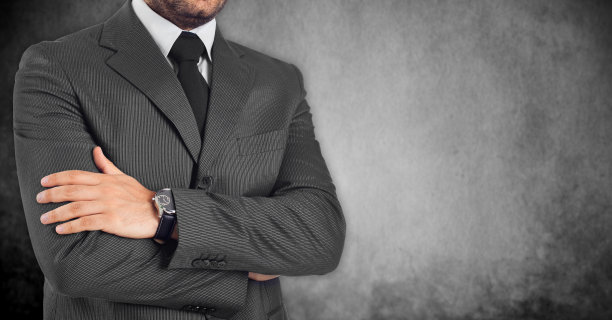 一个抱着双臂的商人图片下载