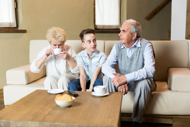 孙子和爷爷奶奶坐在沙发上图片下载