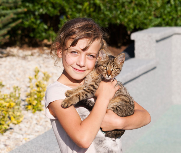 小女孩和小猫的肖像图片下载