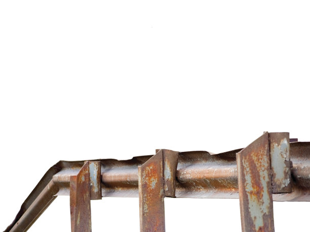 老旧的弯曲生锈的垃圾金属桥轨，孤立的视角图片下载